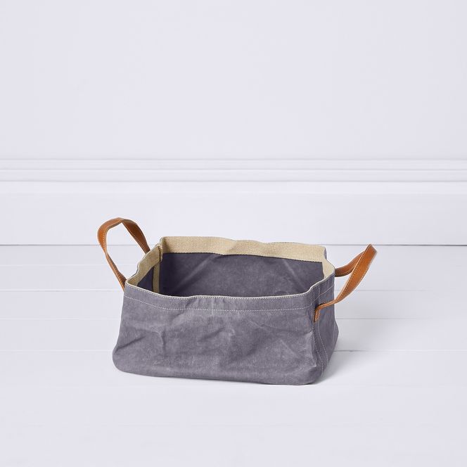 221d8f6f-b48a-44e8-a86e-13b7c7037ce1--2020-0224_uashmama_italian-storage-boxes-with-leather-handle_wide-charcoal_silo_ty-mecham